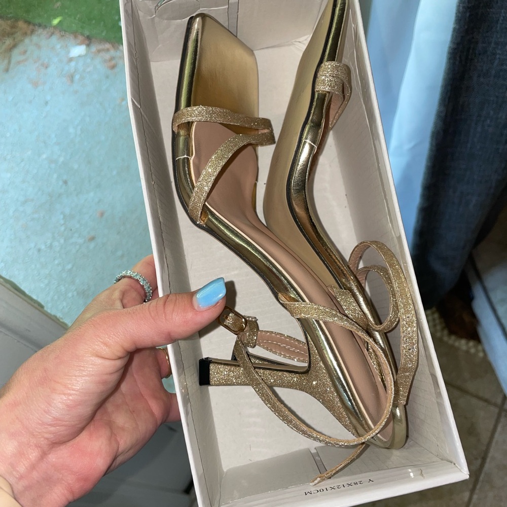 Elegant Gold Strappy Women's Sandals - Picture 5 of 5